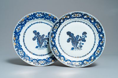 Une paire de plats en porcelaine de Chine en bleu et blanc rehaussé d'or, Qianlong