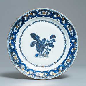 Une paire de plats en porcelaine de Chine en bleu et blanc rehaussé d'or, Qianlong — photo 2