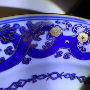 Une paire de plats en porcelaine de Chine en bleu et blanc rehaussé d'or, Qianlong — photo 6