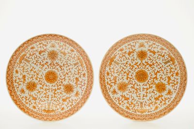 Une paire de plats en porcelaine de Chine en rouge de fer à décor floral, 19/20ème