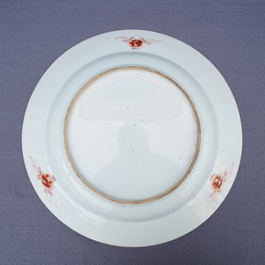 Une paire de plats en porcelaine de Chine famille rose à décor de chevaux, Yongzheng/Qianlong — photo 13