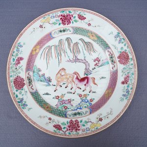 Une paire de plats en porcelaine de Chine famille rose à décor de chevaux, Yongzheng/Qianlong — photo 14