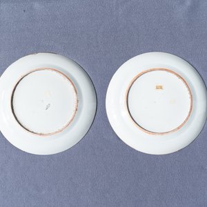 Une paire de plats en porcelaine de Chine famille rose à décor de femmes aux éventails, 19ème — photo 6