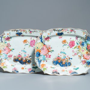 Une paire de plats en porcelaine de Chine famille rose à décor 'Feuille de tabac', Qianlong — photo 1