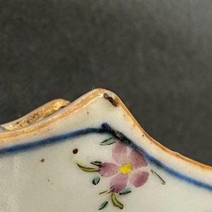 Une paire de plats en porcelaine de Chine famille rose à décor 'Feuille de tabac', Qianlong — photo 9