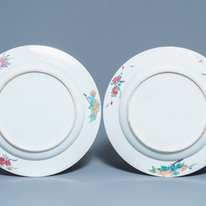 Une paire de plats en porcelaine de Chine famille rose à décor floral, Yongzheng — photo 2