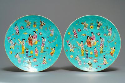 Une paire de plats en porcelaine de Chine famille rose à fond turquoise, marque de Jiaqing, 20ème