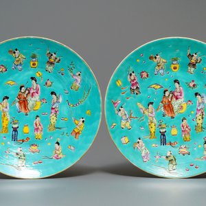Une paire de plats en porcelaine de Chine famille rose à fond turquoise, marque de Jiaqing, 20ème — photo 1