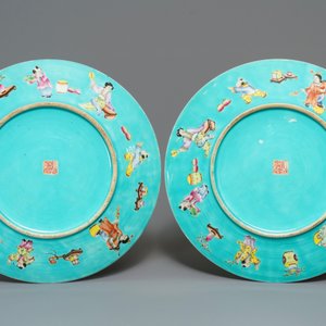 Une paire de plats en porcelaine de Chine famille rose à fond turquoise, marque de Jiaqing, 20ème — photo 2