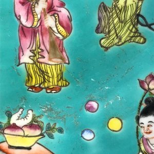 Une paire de plats en porcelaine de Chine famille rose à fond turquoise, marque de Jiaqing, 20ème — photo 4