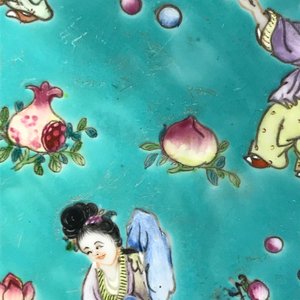 Une paire de plats en porcelaine de Chine famille rose à fond turquoise, marque de Jiaqing, 20ème — photo 6