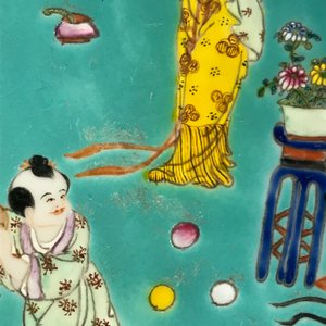 Une paire de plats en porcelaine de Chine famille rose à fond turquoise, marque de Jiaqing, 20ème — photo 8