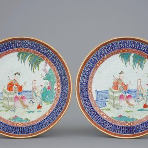 Une paire de plats en porcelaine de Chine famille rose aux ailes ajourées, Yongzheng/Qianlong — photo 1