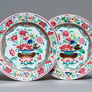 Une paire de plats en porcelaine de Chine famille rose, Qianlong — photo 1