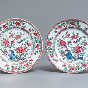 Une paire de plats en porcelaine de Chine famille rose, Qianlong — photo 1