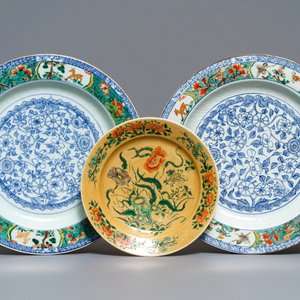 Une paire de plats en porcelaine de Chine famille verte et une assiette à fond café au lait, Kangxi — photo 1