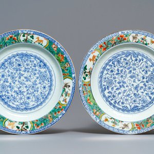 Une paire de plats en porcelaine de Chine famille verte et une assiette à fond café au lait, Kangxi — photo 2