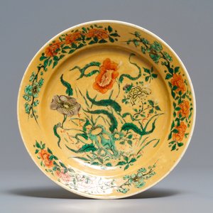 Une paire de plats en porcelaine de Chine famille verte et une assiette à fond café au lait, Kangxi — photo 4