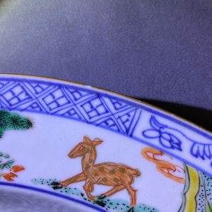 Une paire de plats en porcelaine de Chine famille verte et une assiette à fond café au lait, Kangxi — photo 6