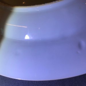 Une paire de plats en porcelaine de Chine rouge de fer et doré à décor incisé, Qianlong — photo 13