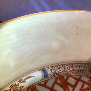 Une paire de plats en porcelaine de Chine rouge de fer et doré à décor incisé, Qianlong — photo 22