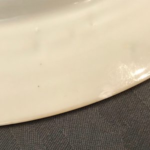 Une paire de plats en porcelaine de Chine rouge de fer et doré à décor incisé, Qianlong — photo 4
