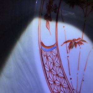 Une paire de plats en porcelaine de Chine rouge de fer et doré à décor incisé, Qianlong — photo 9