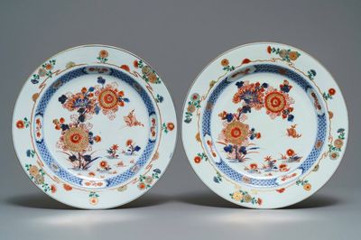Une paire de plats en porcelaine de Chine verte-Imari, Kangxi/Yongzheng