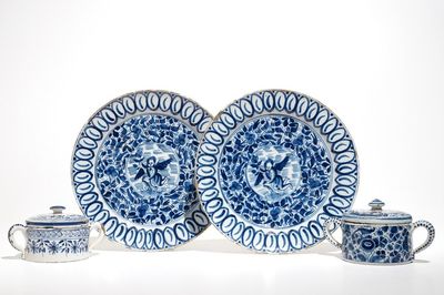Une paire de plats et deux pots à sucre en faïence de Delft bleu et blanc, 18ème