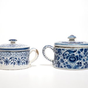 Une paire de plats et deux pots à sucre en faïence de Delft bleu et blanc, 18ème — photo 4