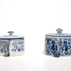 Une paire de plats et deux pots à sucre en faïence de Delft bleu et blanc, 18ème — photo 5