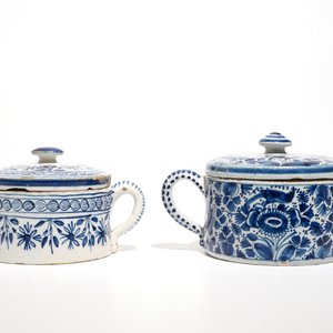 Une paire de plats et deux pots à sucre en faïence de Delft bleu et blanc, 18ème — photo 6