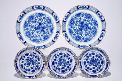 Une paire de plats et trois assiettes en faïence de Delft à décor chinoiserie de dragons, 18ème