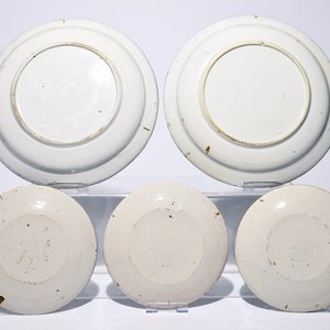 Une paire de plats et trois assiettes en faïence de Delft à décor chinoiserie de dragons, 18ème — photo 2