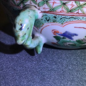 Une paire de plats et un bol couvert en porcelaine de Chine famille verte, Kangxi — photo 11