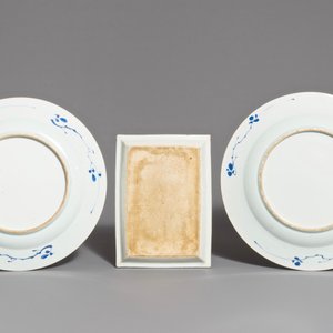 Une paire de plats et un présentoir rectangulaire en porcelaine de Chine bleu et blanc, Kangxi/Qianlong — photo 2