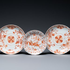 Une paire de plats et une assiette en porcelaine de Chine en rouge de fer et doré, Kangxi — photo 1