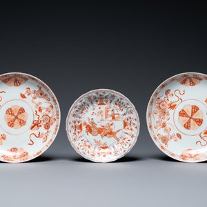 Une paire de plats et une assiette en porcelaine de Chine en rouge de fer et doré, Kangxi — photo 2