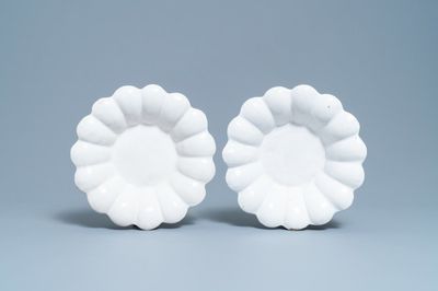 Une paire de plats godronnés en faïence blanche de Delft, 17ème