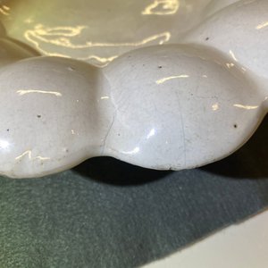 Une paire de plats godronnés en faïence blanche de Delft, 17ème — photo 17