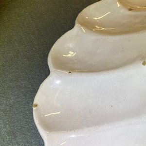 Une paire de plats godronnés en faïence blanche de Delft, 17ème — photo 21