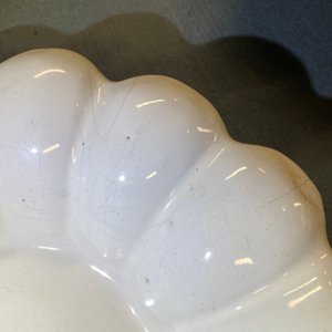 Une paire de plats godronnés en faïence blanche de Delft, 17ème — photo 6