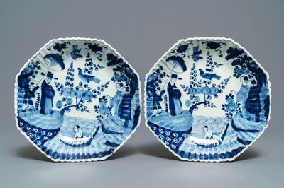 Une paire de plats godronnés en faïence de Delft bleu et blanc à décor de chinoiserie, 18ème