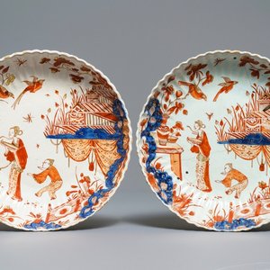 Une paire de plats godronnés en faïence de Delft doré de style Imari à décor de chinoiserie, 18ème — photo 1