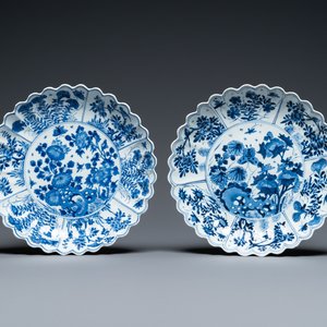 Une paire de plats lobés en porcelaine de Chine en bleu et blanc, Kangxi — photo 1