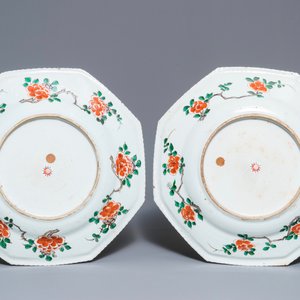 Une paire de plats octagonaux en porcelaine de Chine famille verte, Kangxi — photo 2