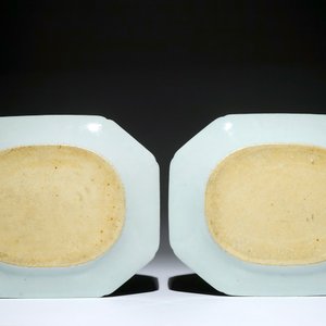 Une paire de plats octogonaux en porcelaine de Chine bleu et blanc, Qianlong — photo 2