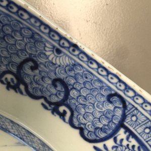 Une paire de plats octogonaux en porcelaine de Chine bleu et blanc, Qianlong — photo 4