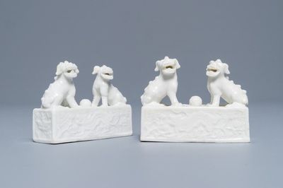 Une paire de poids de rouleau en porcelaine blanc de Chine de Dehua, Kangxi