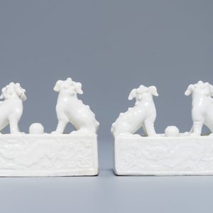Une paire de poids de rouleau en porcelaine blanc de Chine de Dehua, Kangxi — photo 4
